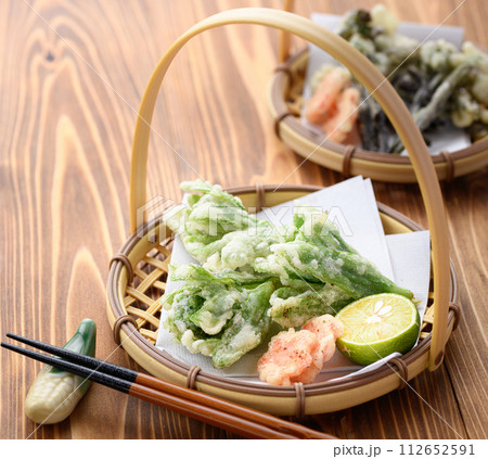 春の贅沢 ふきのとうの天ぷら 112652591