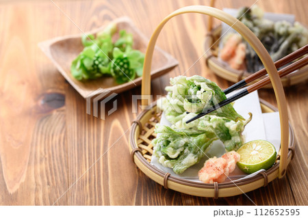 春の贅沢 ふきのとうの天ぷら 春の贅沢 ふきのとうの天ぷら 112652595