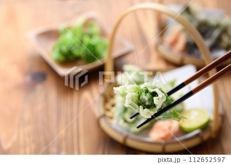 春の贅沢 ふきのとうの天ぷら 112652597