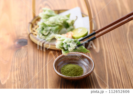 春の贅沢 ふきのとうの天ぷら 春の贅沢 ふきのとうの天ぷら 112652606