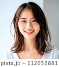 ミディアムヘアの笑顔の女性 112652881