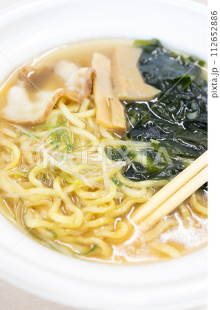 美味しいカップラーメンの塩ラーメン 112652886