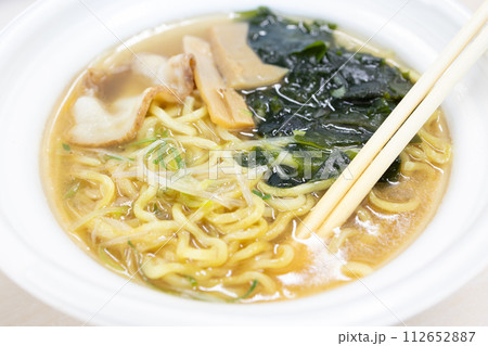 美味しいカップラーメンの塩ラーメン 112652887