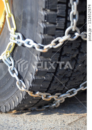 大型車のスタッドレスタイヤとタイヤチェーン 112652974