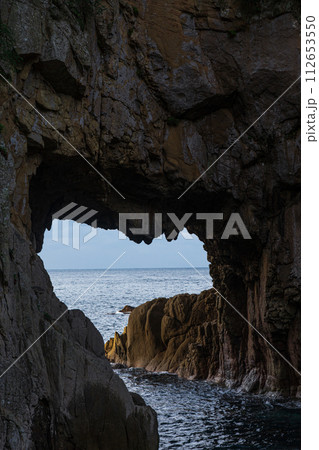 足摺岬　白山洞門からハートの洞窟 112653550