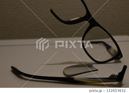 窓際の机に置かれた眼鏡 窓際の机に置かれた眼鏡 112653632