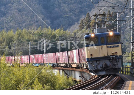 中国山地越え伯備線　第3高梁川橋梁を力走する　EE64牽引貨物列車 112654421