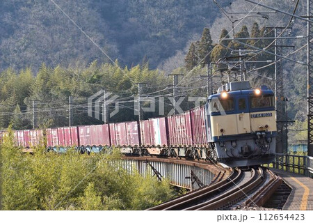 中国山地越え伯備線 第3高梁川橋梁を力走する EE64牽引貨物列車 中国山地越え伯備線 第3高梁川橋梁を力走する EE64牽引貨物列車 112654423