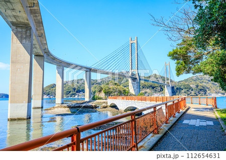冬の呼子大橋と弁天遊歩橋 佐賀県唐津市 冬の呼子大橋と弁天遊歩橋 佐賀県唐津市 112654631