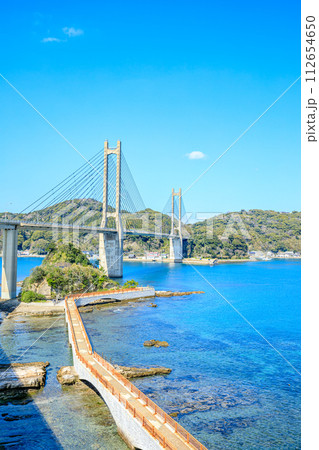 冬の呼子大橋と弁天遊歩橋　佐賀県唐津市 112654650