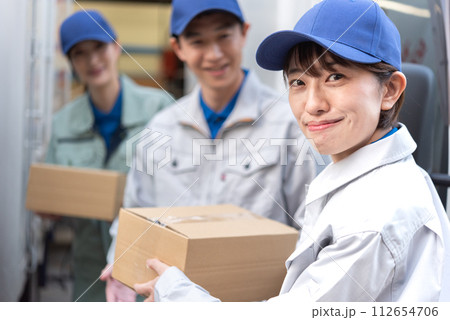 運送業の男女 運送業の男女 112654706