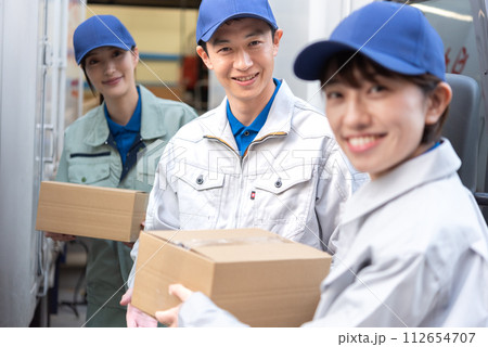 運送業の男女 112654707