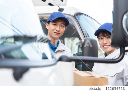 トラックドライバーの男女 112654728