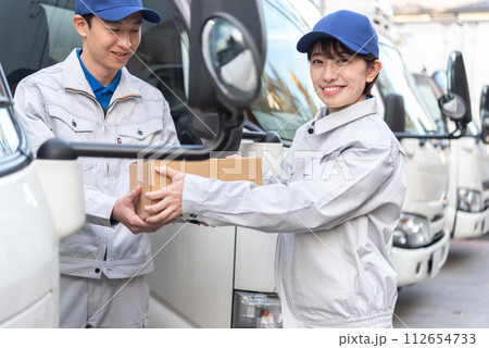 トラックドライバーの男女 112654733