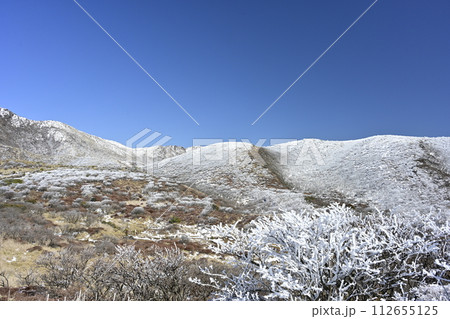 雪のくじゅう連山 112655125