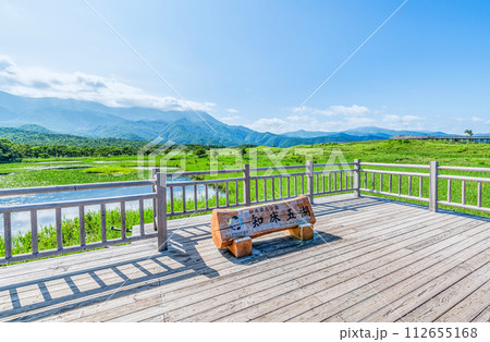 北海道斜里町 世界自然遺産知床の夏の風景(知床五湖の一つ一湖と周辺の景色) 北海道斜里町 世界自然遺産知床の夏の風景(知床五湖の一つ一湖と周辺の景色) 112655168
