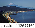 静岡　さった峠から望む夕暮れの富士山と東海道　2024 112655469
