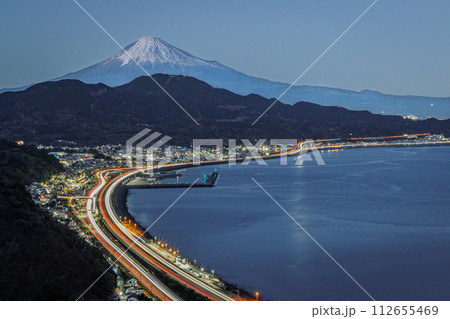 静岡 さった峠から望む夕暮れの富士山と東海道 2024 静岡 さった峠から望む夕暮れの富士山と東海道 2024 112655469