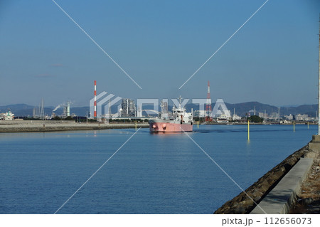 大牟田市　三池港　出港する貨物船、 112656073
