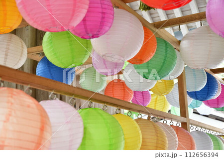 カラフルな提灯 112656394