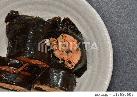 鮭の昆布巻き 鮭の昆布巻き 112656605