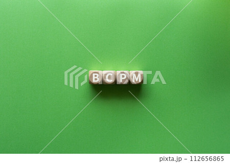 bcpmという単語のあるウッドキューブがあります。それは、人目を引く画像として bcpmという単語のあるウッドキューブがあります。それは、人目を引く画像として 112656865