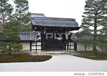 冬の天龍寺を訪れる 112657022