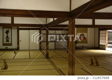 冬の天龍寺を訪れる 112657098