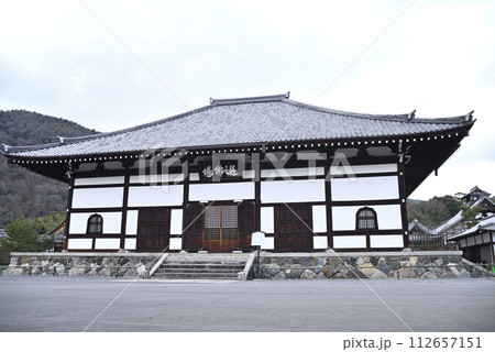 冬の天龍寺を訪れる 112657151