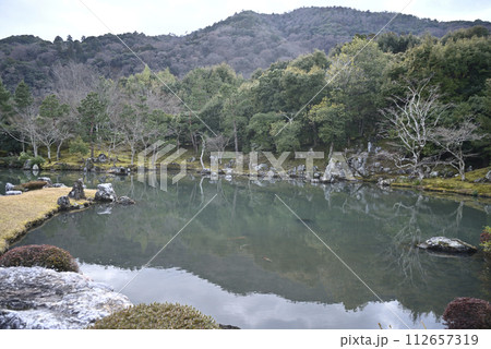 冬の天龍寺を訪れる 112657319