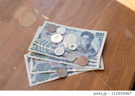 テーブルの上の現金 112658467