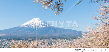「山梨県」新倉山浅間公園から眺める春の富士山 112658723