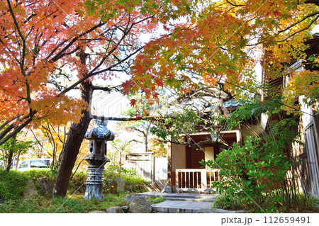 白山神社の紅葉　燕喜館（新潟県） 112659491