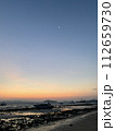 マジックアワーの美しい海岸 112659730