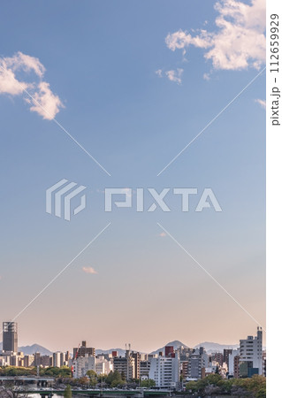 背景素材 広島市の綺麗な夕焼け空 背景素材 広島市の綺麗な夕焼け空 112659929