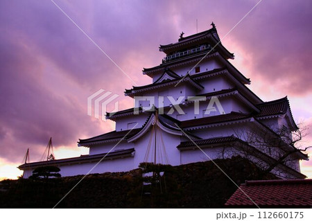 冬の夜空に輝き建つ… 『絵ろうそく祭り』の会津若松・鶴ヶ城 112660175