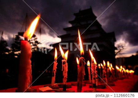 冬の夜空に輝き建つ… 『絵ろうそく祭り』の会津若松・鶴ヶ城 112660176