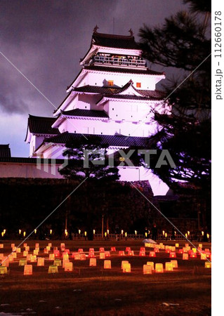 冬の夜空に輝き建つ… 『絵ろうそく祭り』の会津若松・鶴ヶ城 112660178