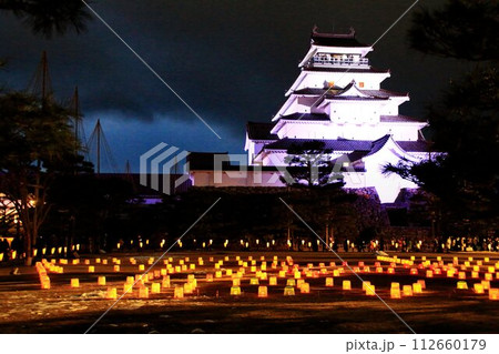 冬の夜空に輝き建つ… 『絵ろうそく祭り』の会津若松・鶴ヶ城 112660179