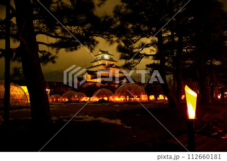 冬の夜空に輝き建つ… 『絵ろうそく祭り』の会津若松・鶴ヶ城 112660181