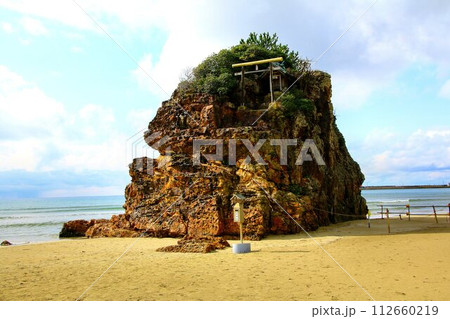国譲り神話の舞台… 美しい砂浜と日本海『稲佐の浜・弁天島』 112660219