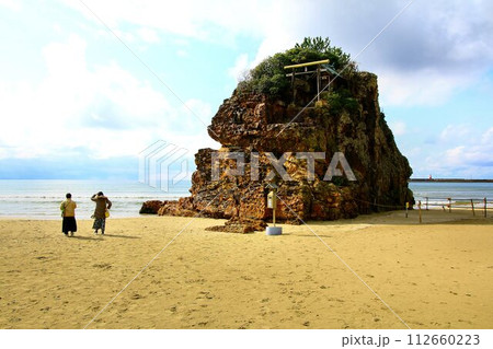 国譲り神話の舞台… 美しい砂浜と日本海『稲佐の浜・弁天島』 国譲り神話の舞台… 美しい砂浜と日本海『稲佐の浜・弁天島』 112660223