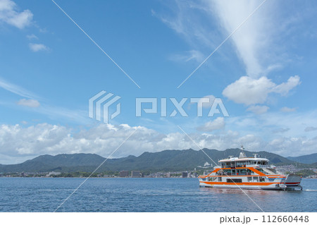 背景素材　宮島行きのフェリー 112660448