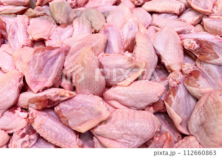 Uncooked chicken wings. Raw chicken meat 112660863