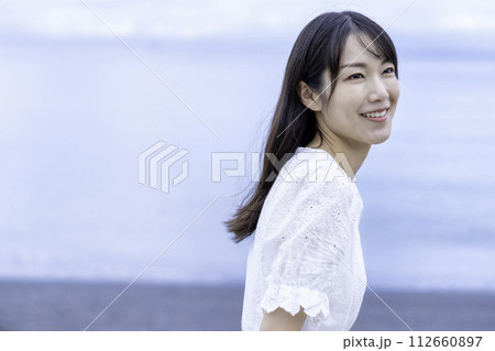 海を散策する女性 112660897