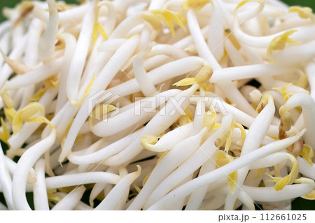 Bean sprouts on banana leaf 112661025