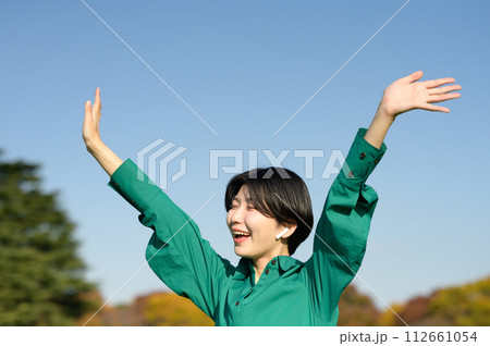 屋外で音楽を楽しむ女性 112661054