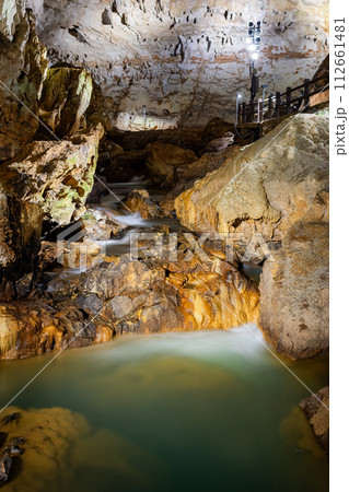 秋芳洞の洞内河川と滝 112661481