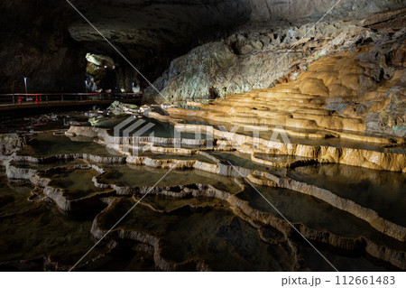 秋芳洞のリムストーンプール 秋芳洞のリムストーンプール 112661483