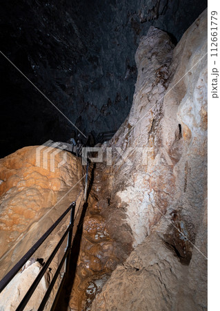 秋芳洞の冒険コースの凸凹道 112661779